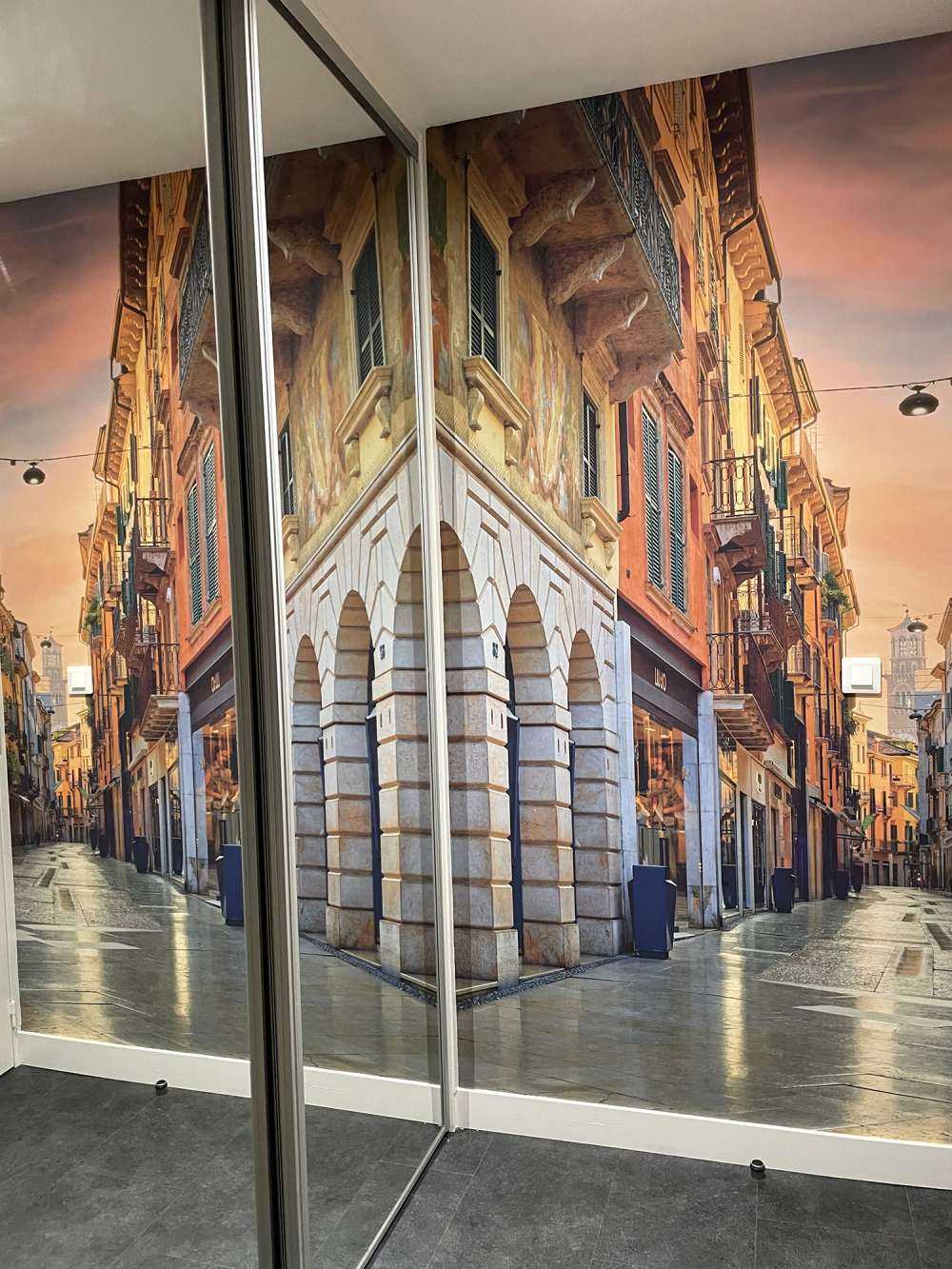 Einkaufsstraße bei Sonnenaufgang