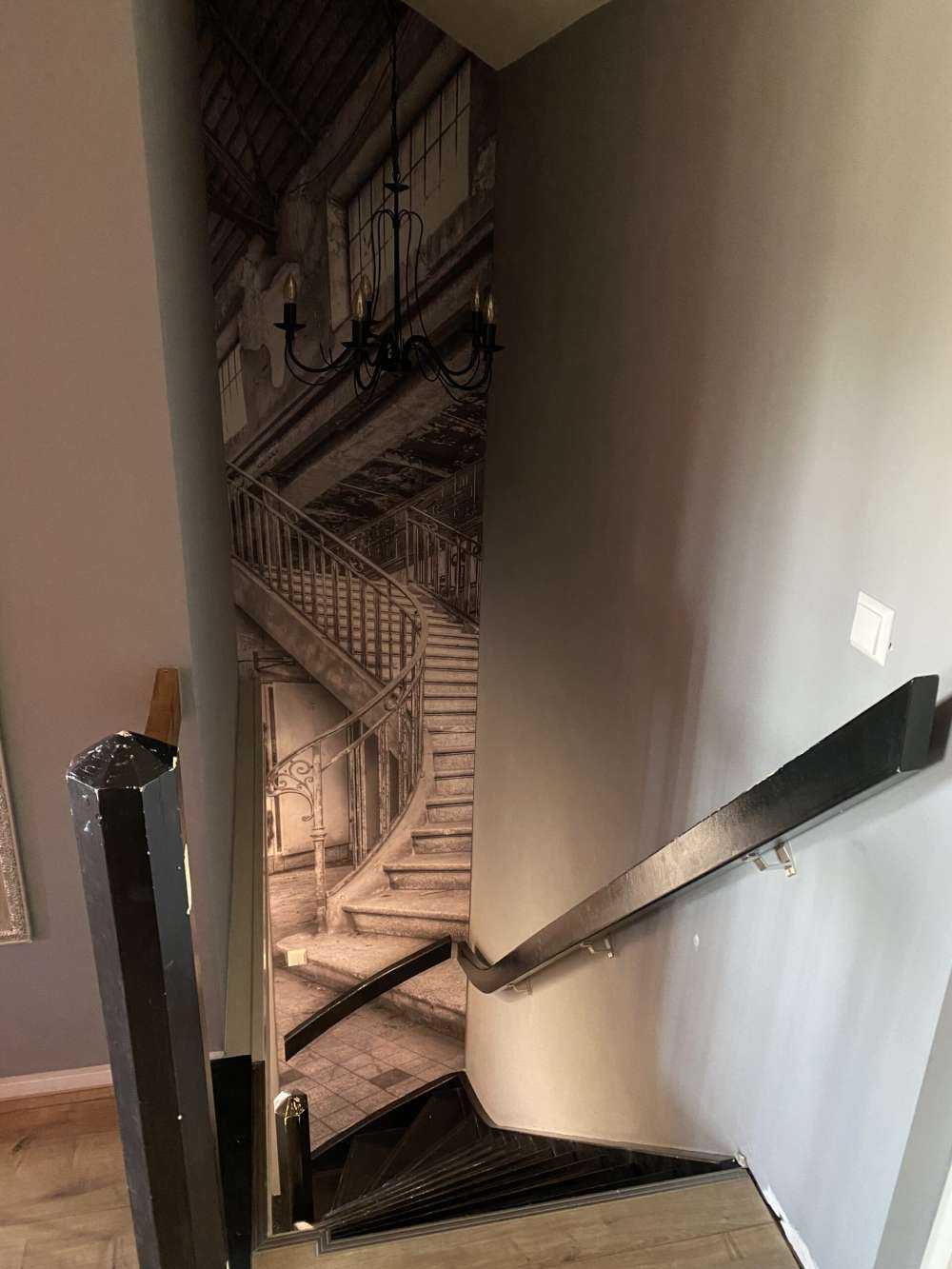 Eine verfallene treppe