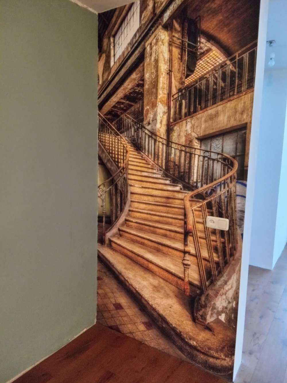 Eine verfallene treppe