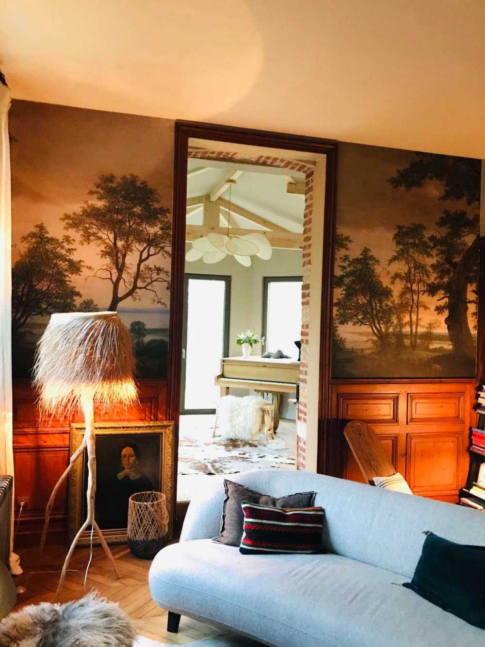 Flusslandschaft durch Bäume gesehen