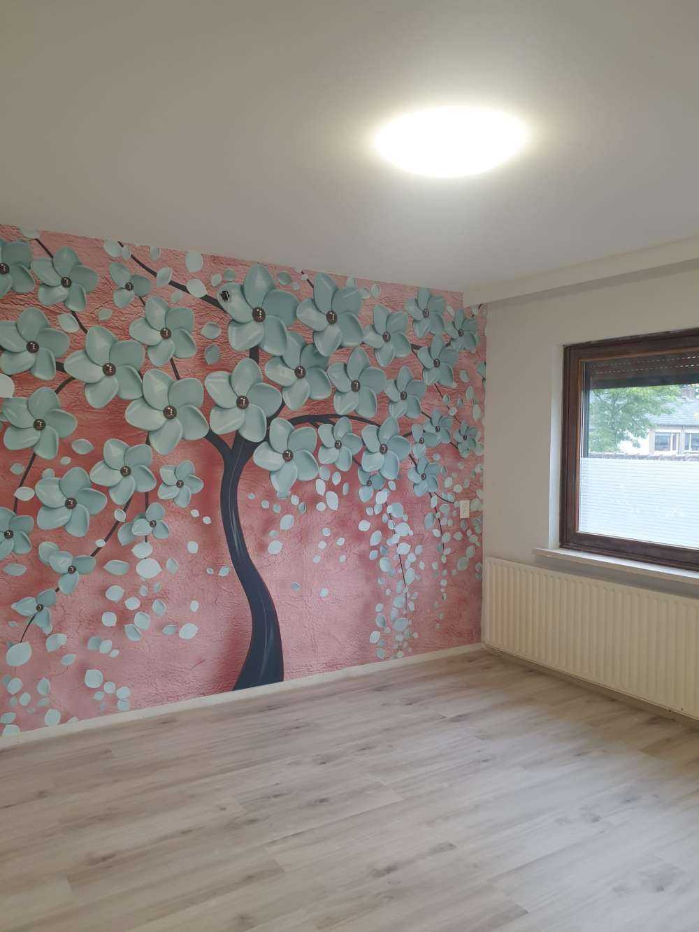 Schwarzer Fantasiebaum mit Minzblüten