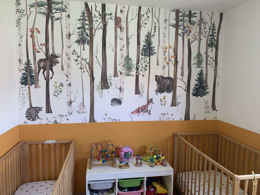 Gezeichneter Wald mit Herbsttieren