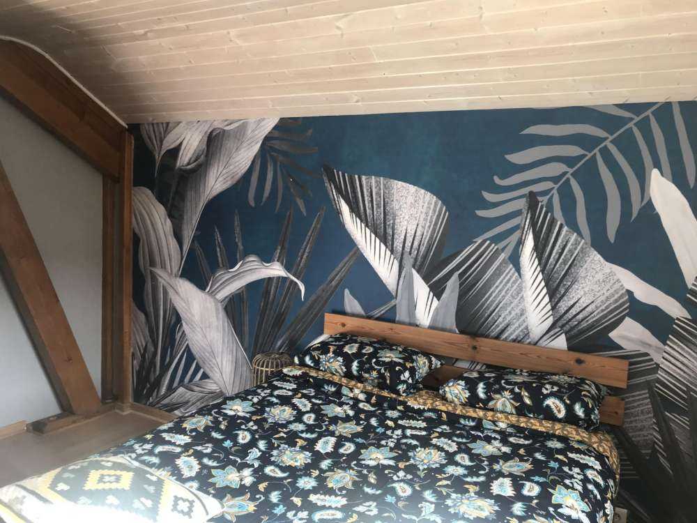 Tropische Blätter auf blauem Hintergrund