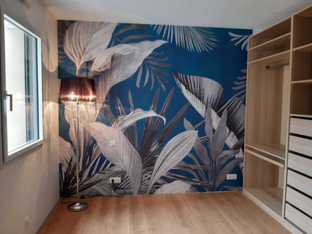 Tropische Blätter auf blauem Hintergrund