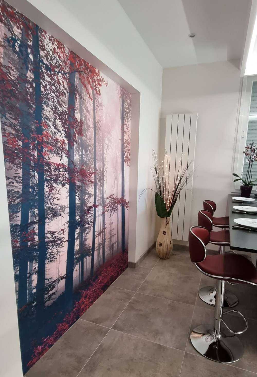 Rote Waldlandschaft