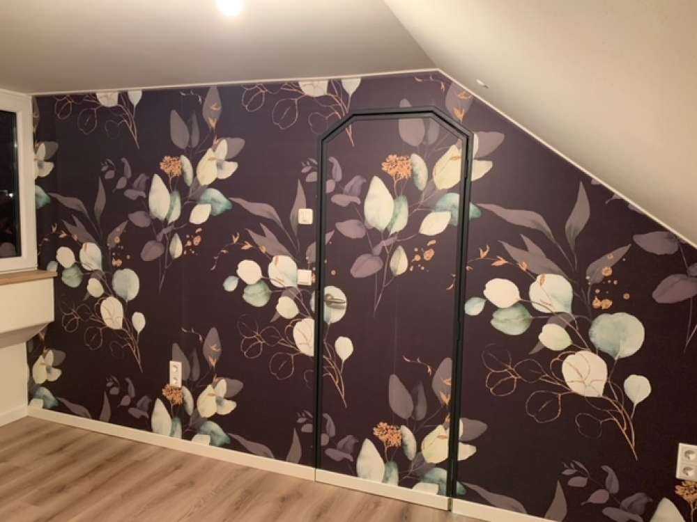 Dunkelblaue Blätter mit Gold