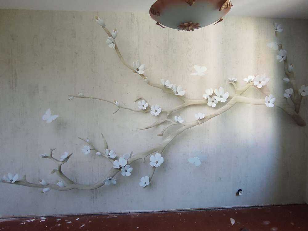 Zweig mit weißen Blumen auf hölzernem Hintergrund