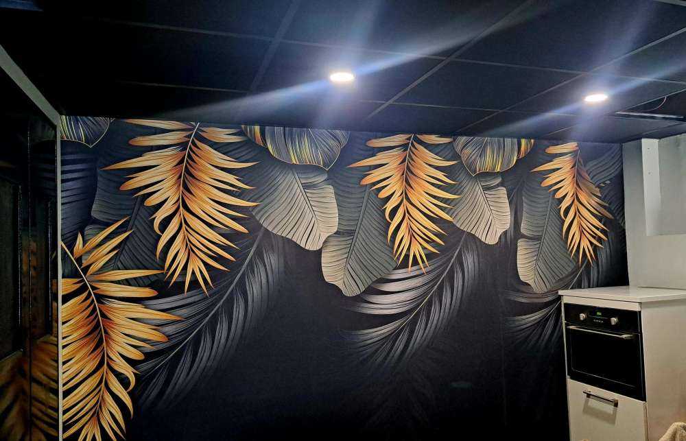 Blätter auf dunklem Hintergrund