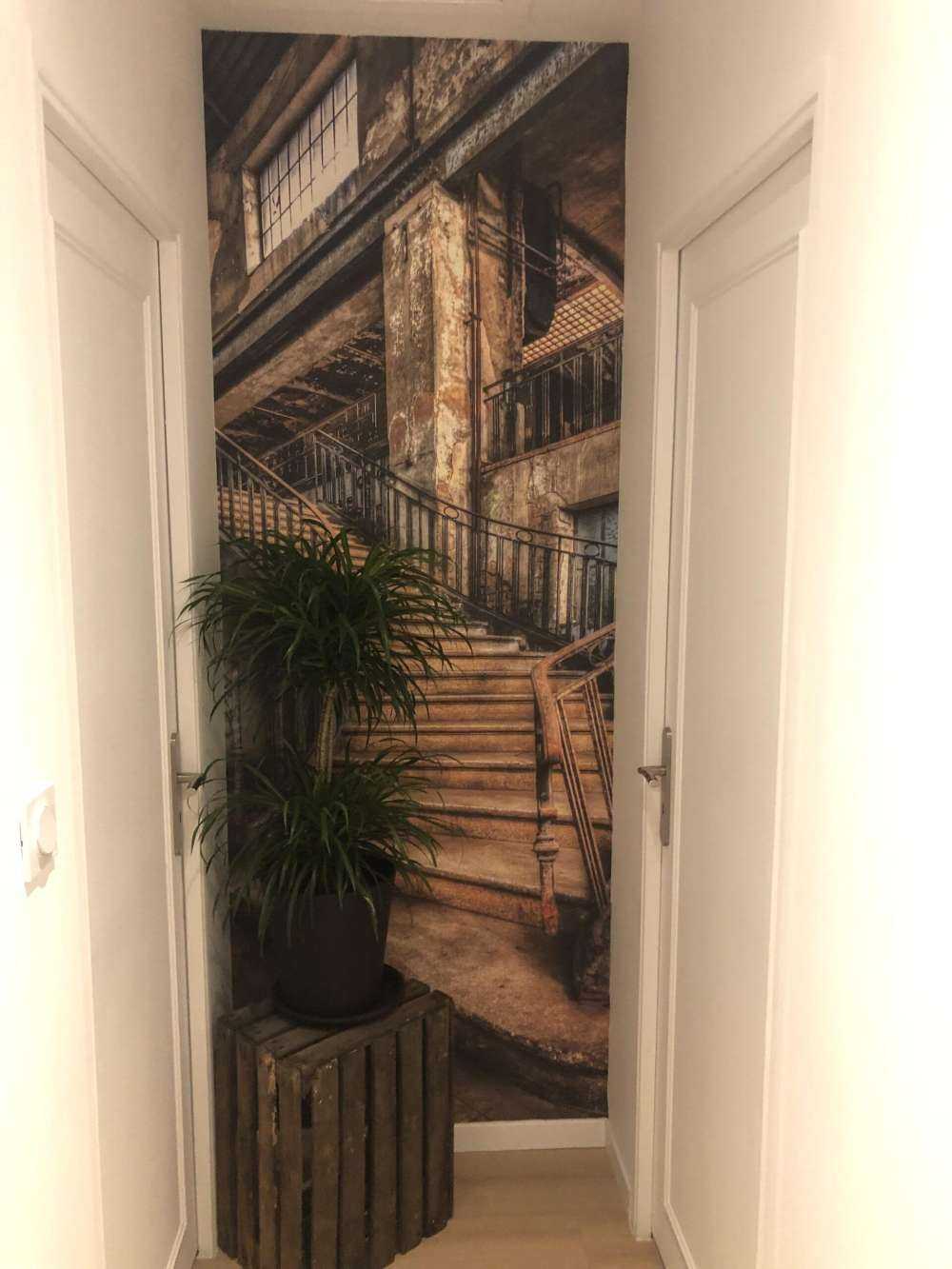 Eine verfallene treppe