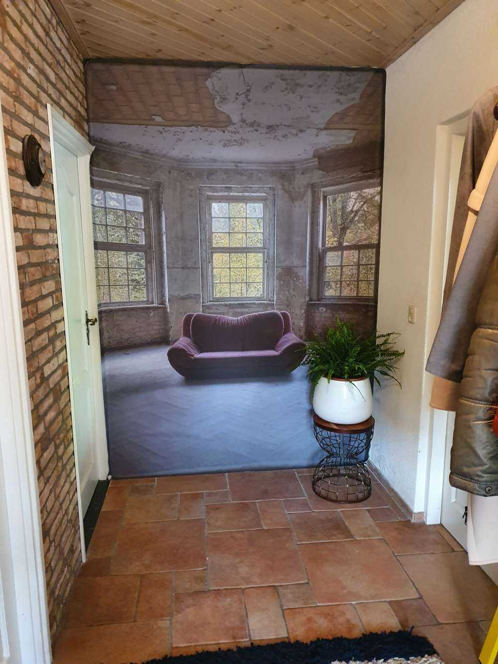 Bank im verlassenen Raum