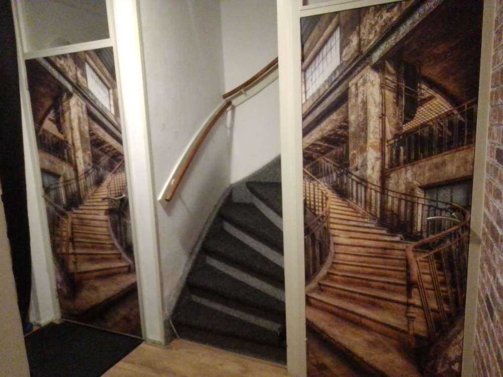 Eine verfallene treppe