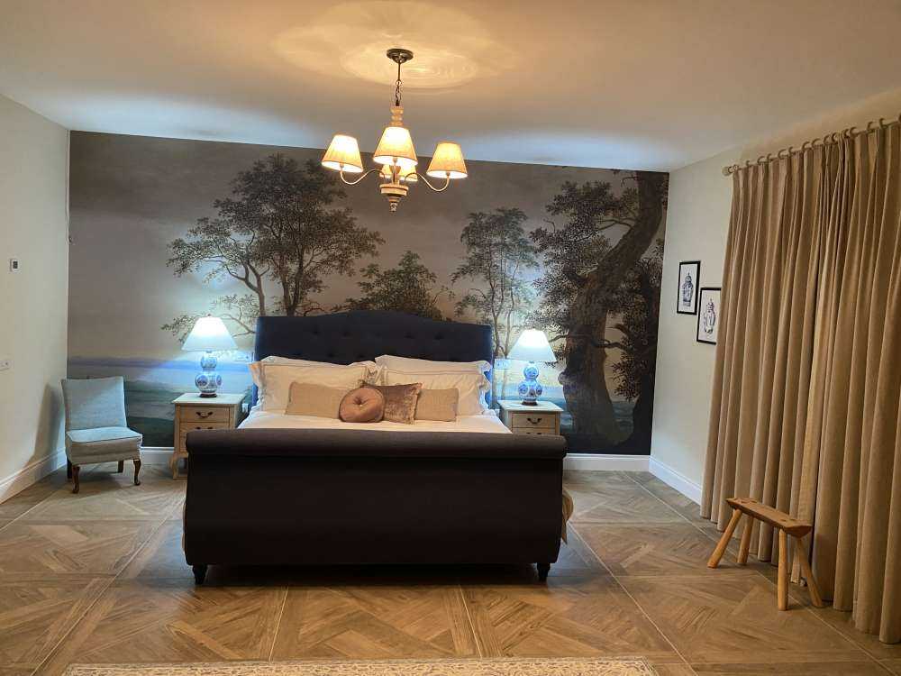 Flusslandschaft durch Bäume gesehen