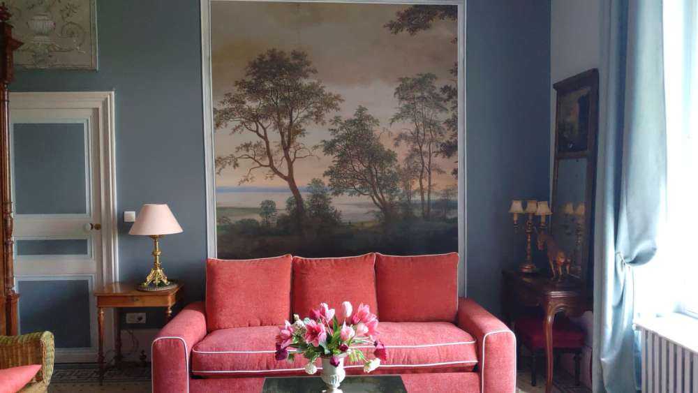 Flusslandschaft durch Bäume gesehen