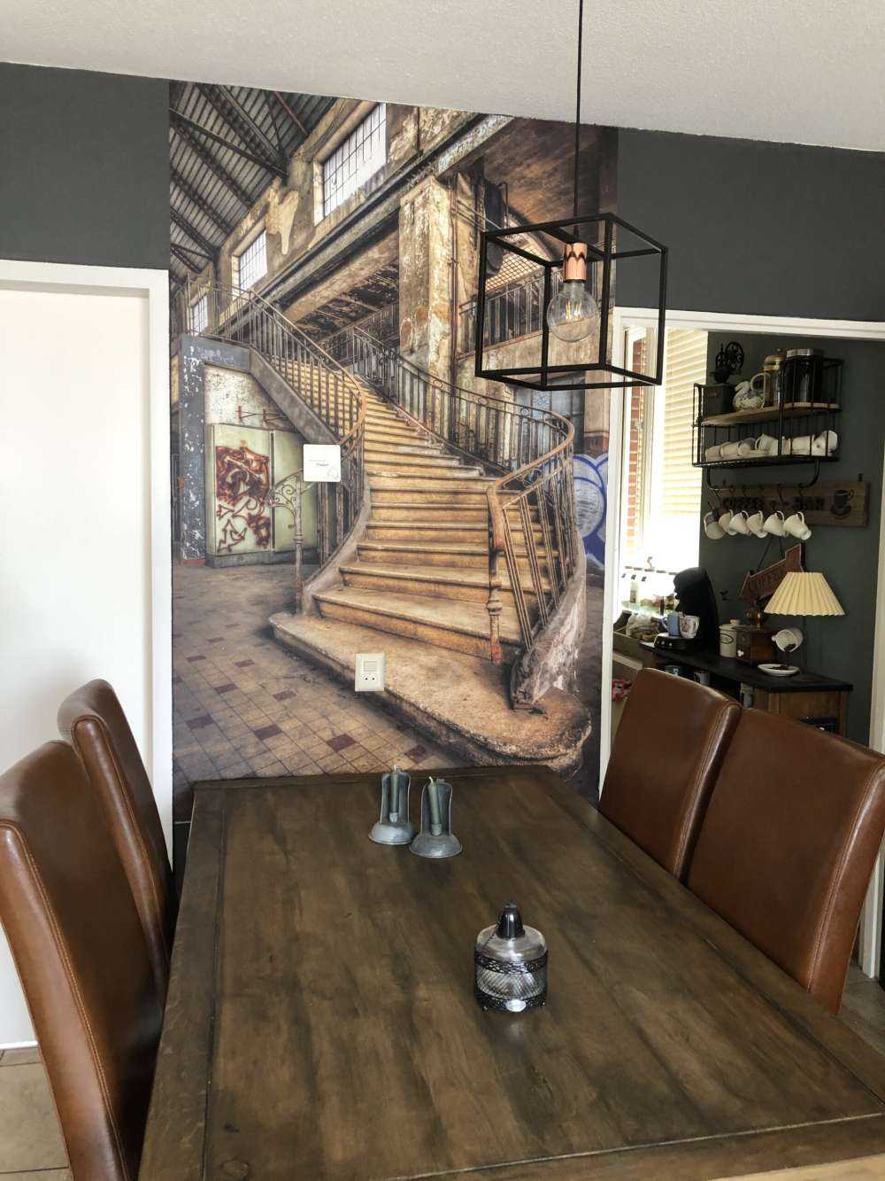 Eine verfallene treppe