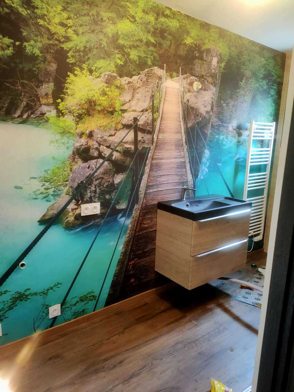 Brücke über schönen blauen Fluss