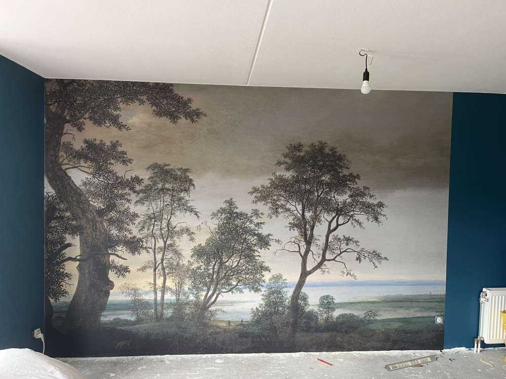 Flusslandschaft durch Bäume gesehen