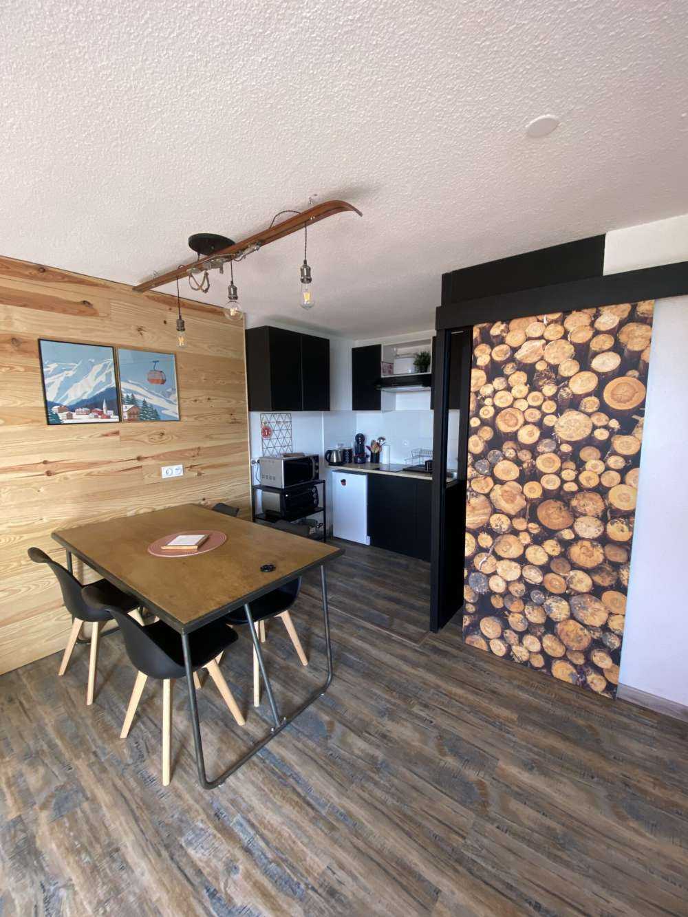 Stapel von Baumstämmen