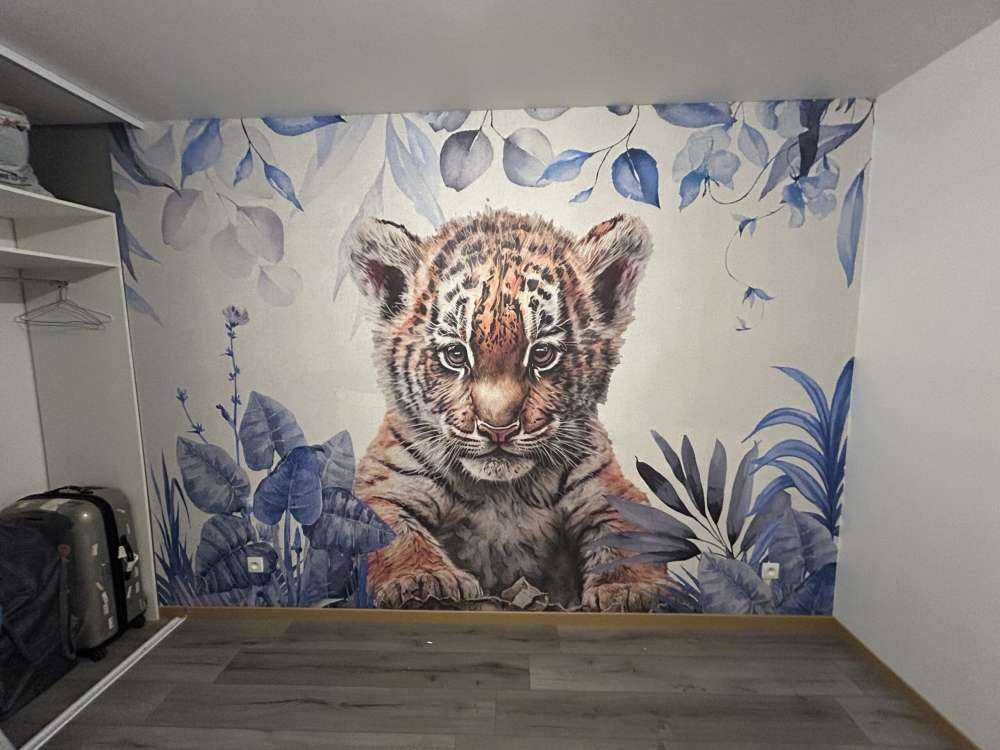 Niedlicher Tiger mit Pflanzen blau