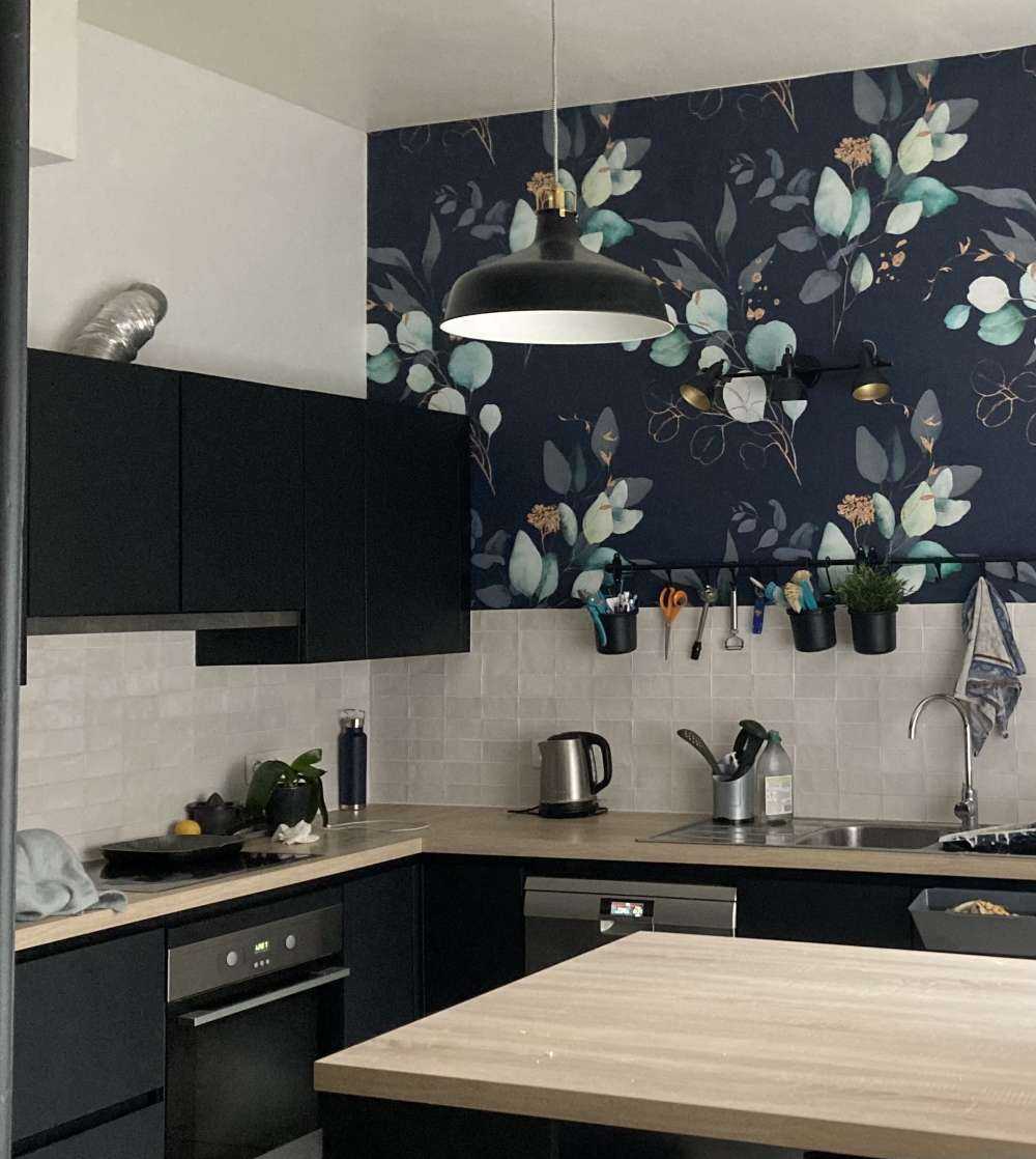 Dunkelblaue Blätter mit Gold