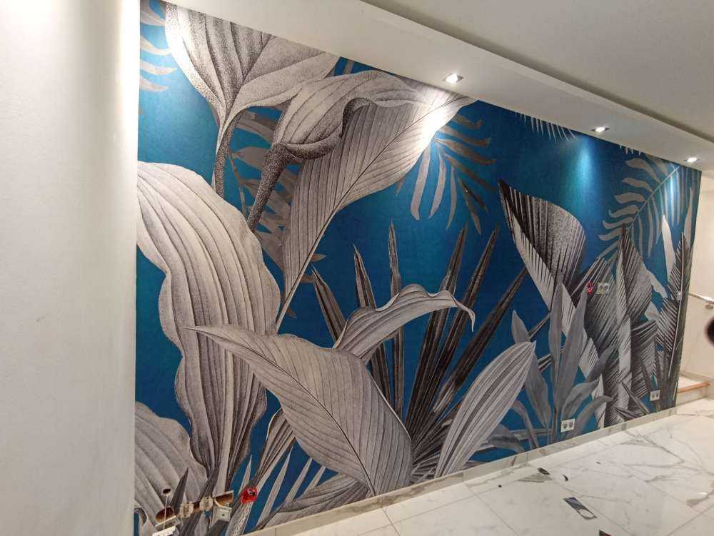 Tropische Blätter auf blauem Hintergrund