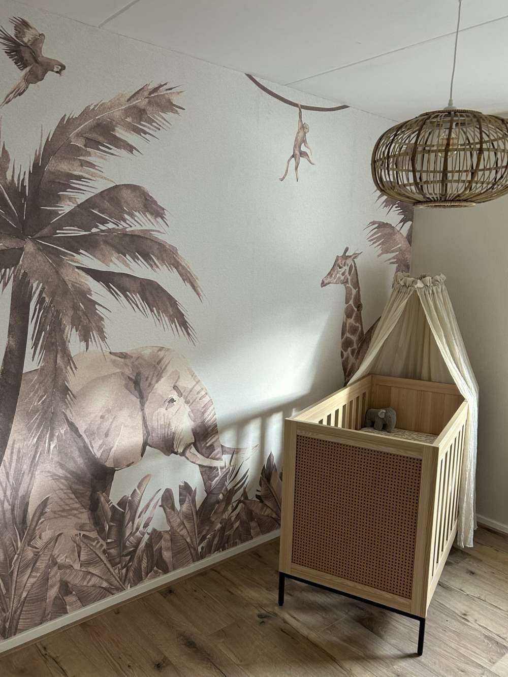 Verschiedene Dschungeltiere in Taupe