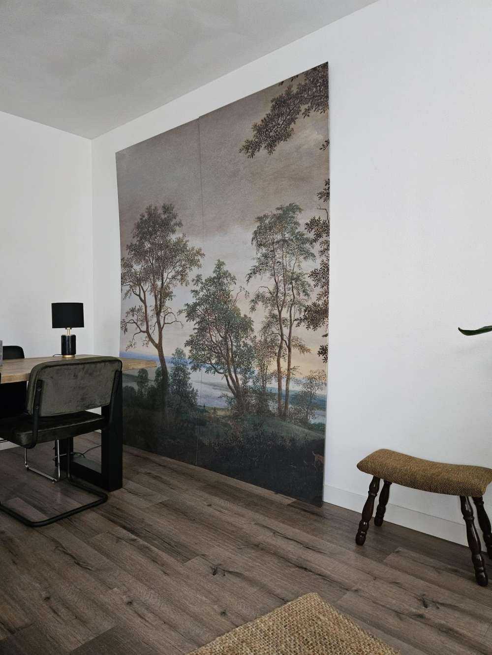 Flusslandschaft durch Bäume gesehen