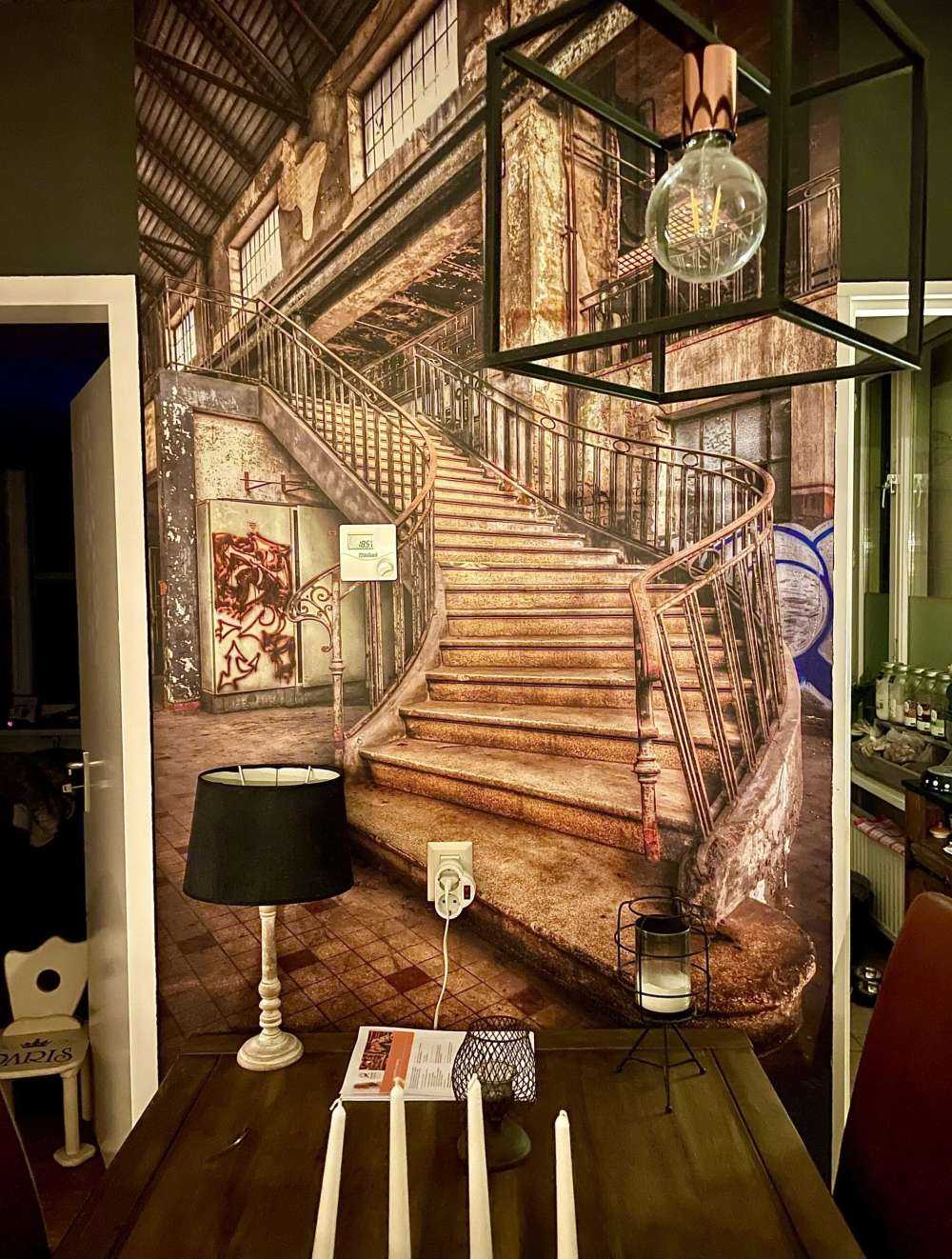 Eine verfallene treppe