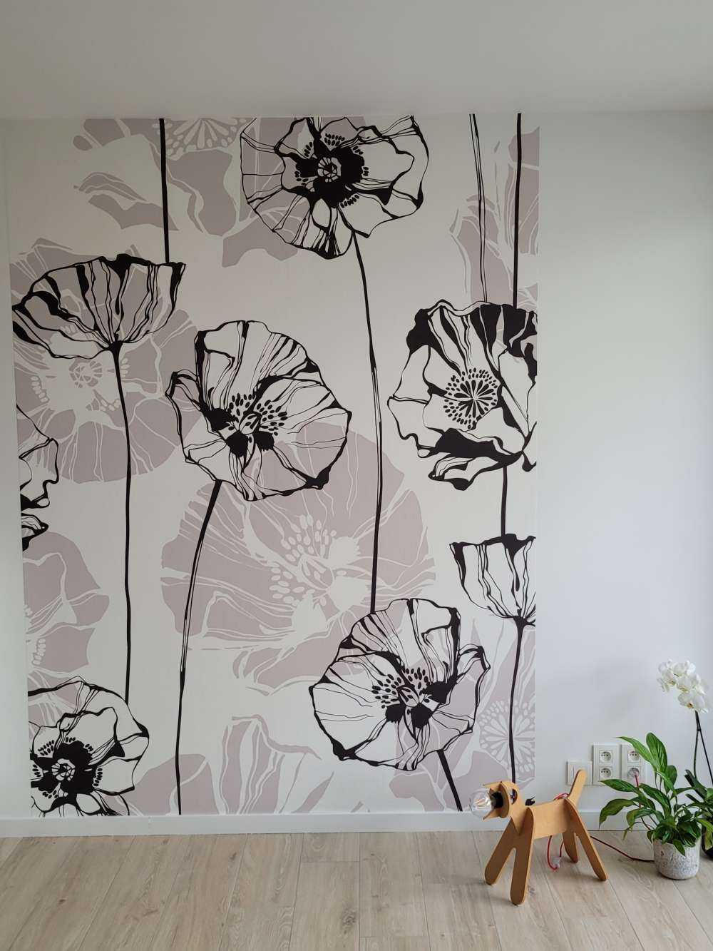 Tapete mit grafischen Mohnblumen