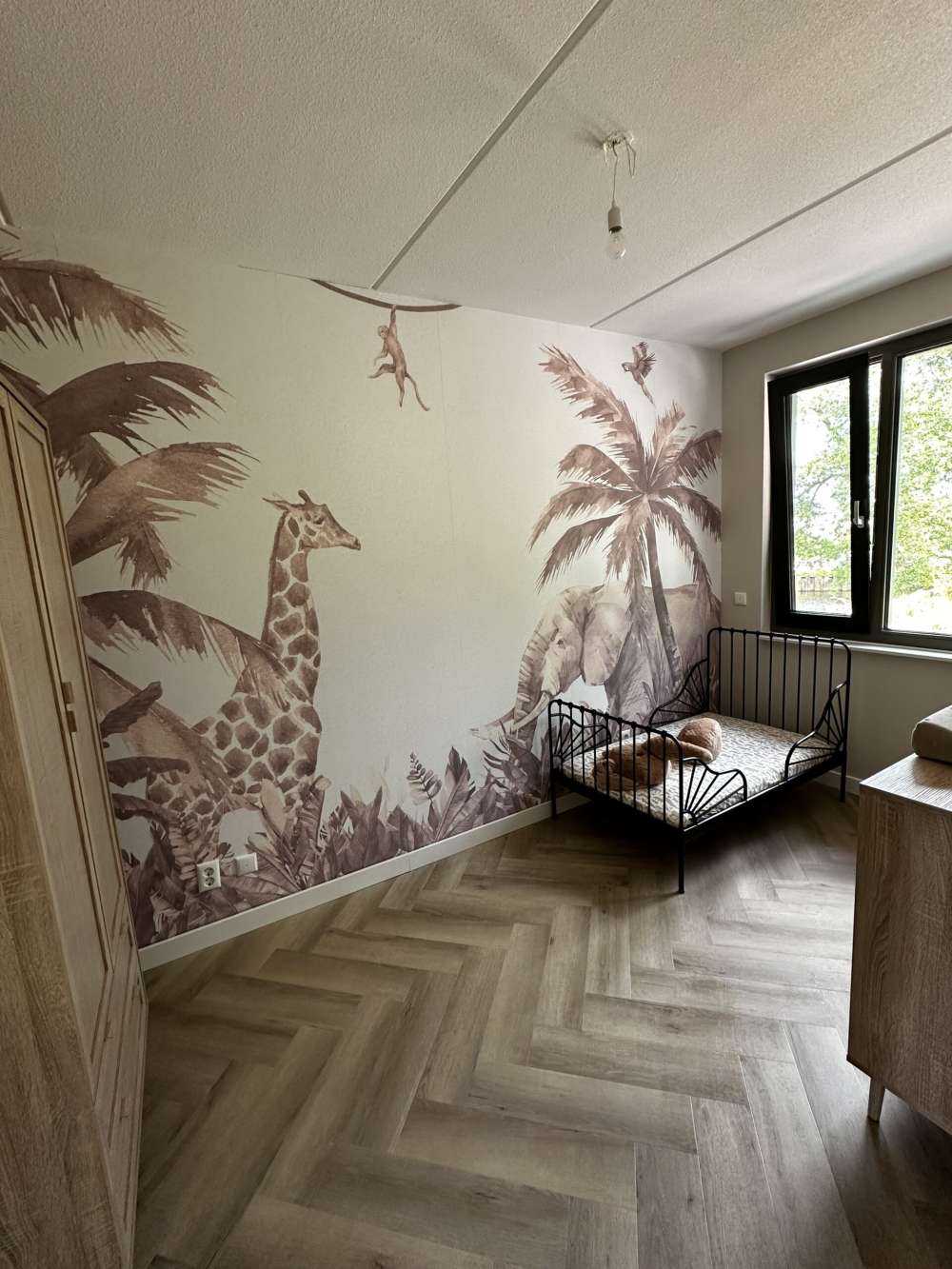 Verschiedene Dschungeltiere in Taupe