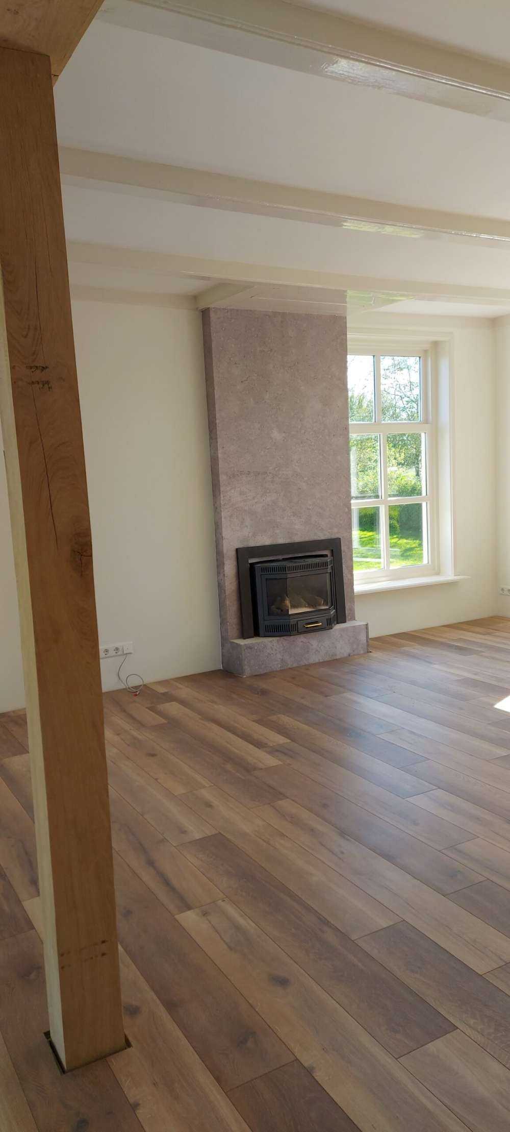 Dunkel gebürsteter Beton