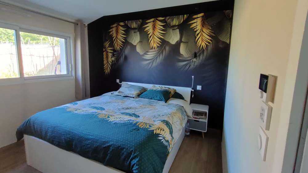 Blätter auf dunklem Hintergrund