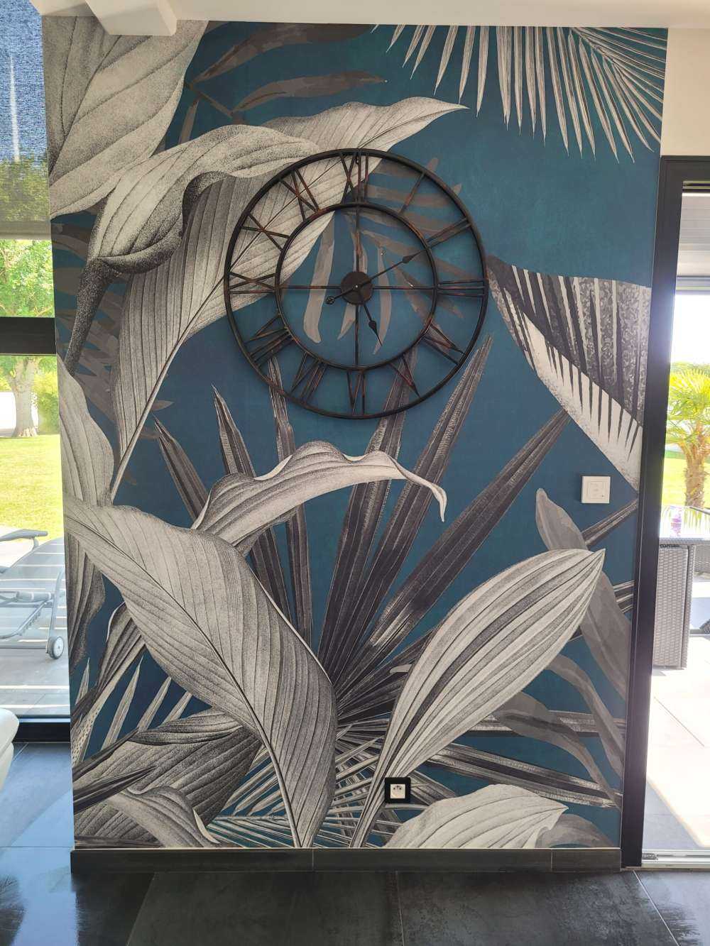 Tropische Blätter auf blauem Hintergrund