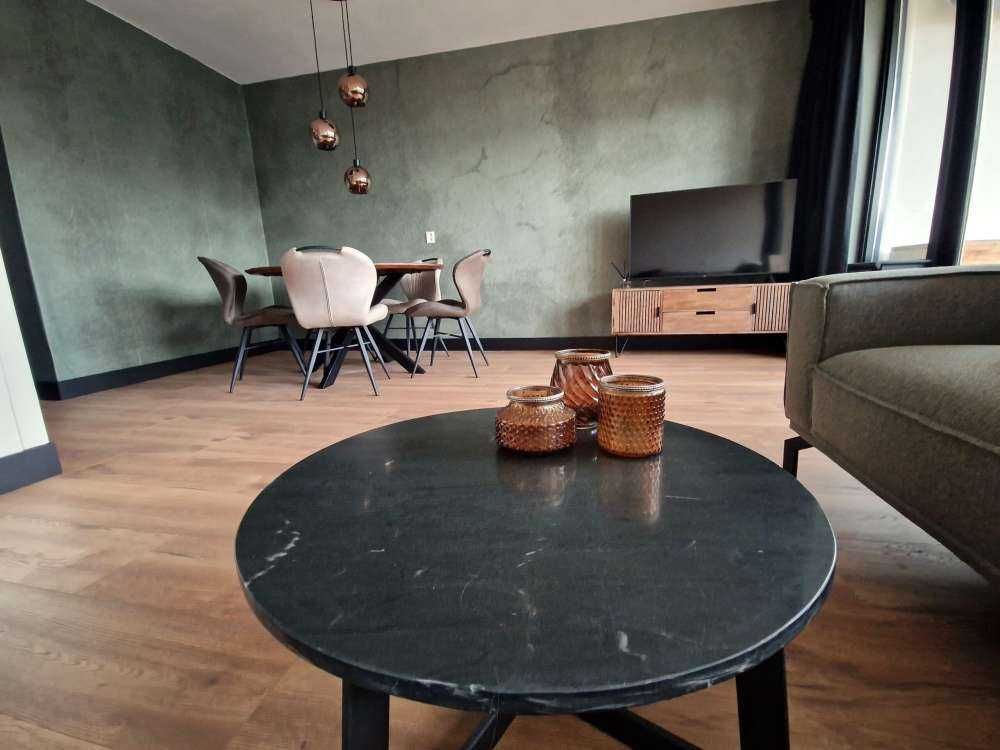 Grüner Beton mit durchgehenden Rissen