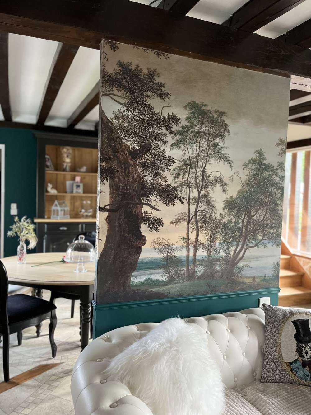 Flusslandschaft durch Bäume gesehen