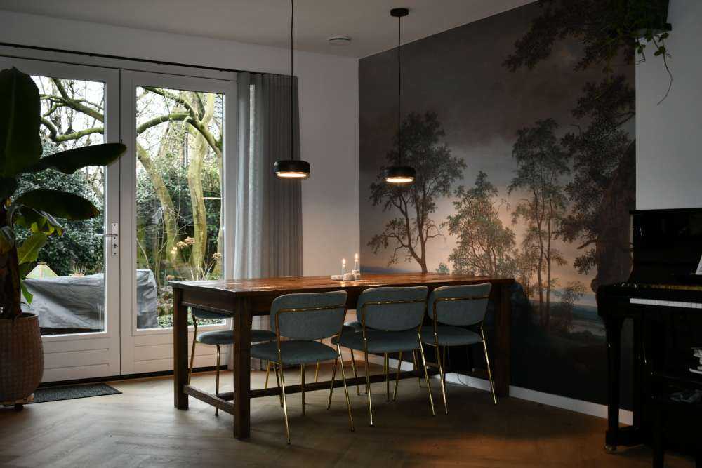 Flusslandschaft durch Bäume gesehen