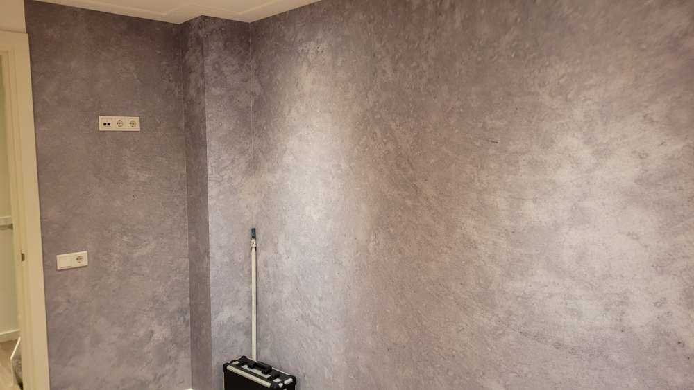 Dunkel gebürsteter Beton