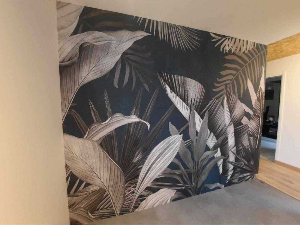 Tropische Blätter auf blauem Hintergrund