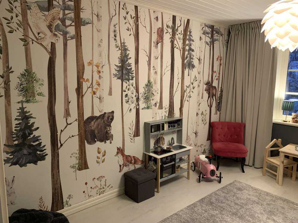 Gezeichneter Wald mit Herbsttieren