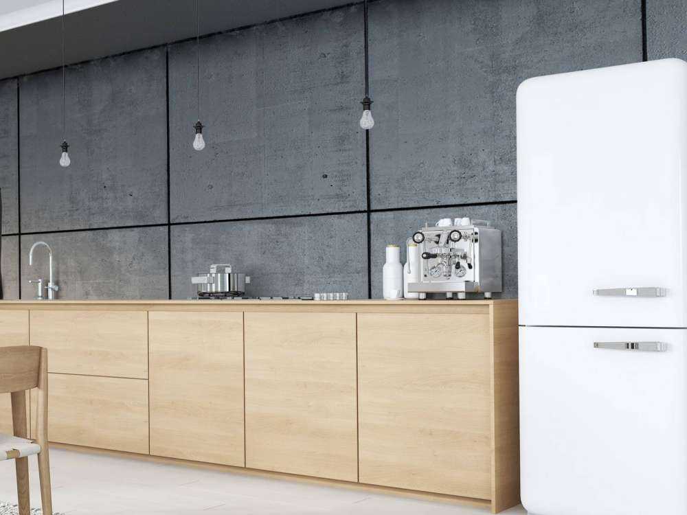 Betonwand mit Boxsack