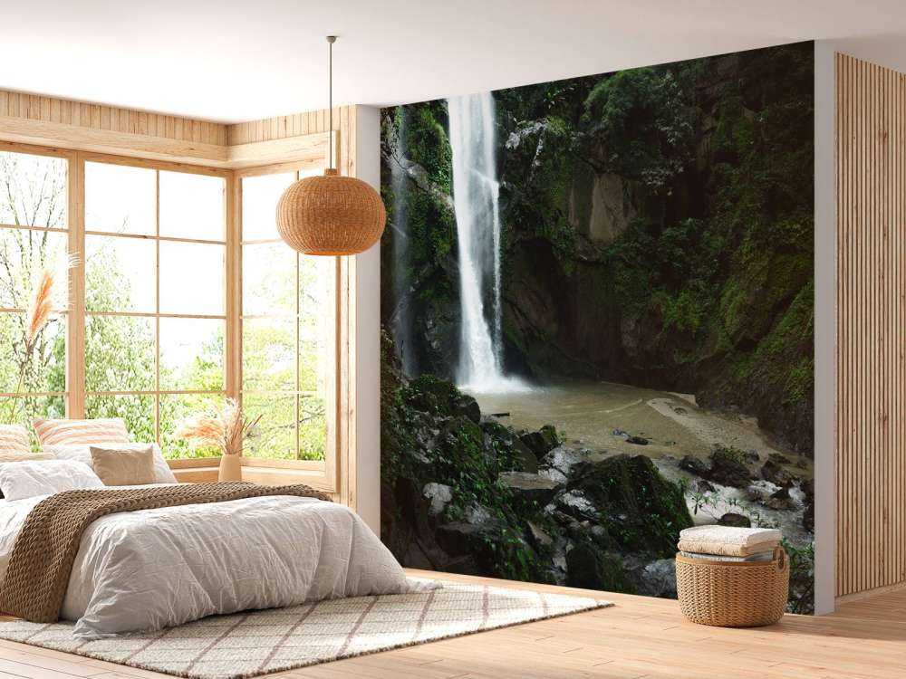 Wasserfall im tiefen Wald
