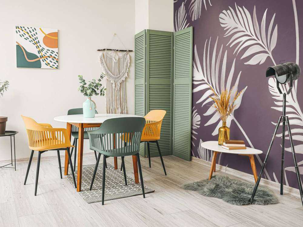 Goldene Blätter auf dunkler Erde