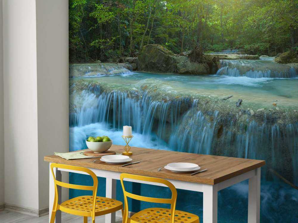 Schöner tiefer Wasserfall