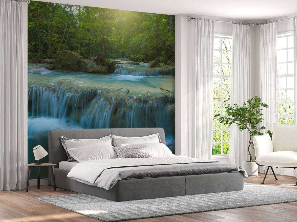 Schöner tiefer Wasserfall