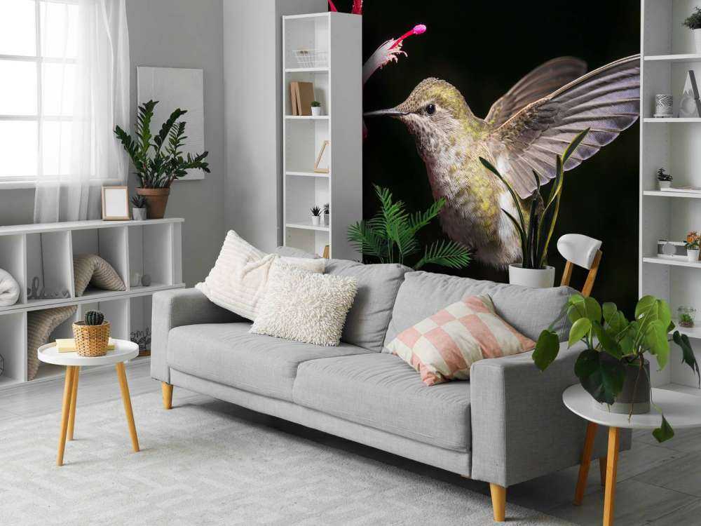Kolibri mit roter Blume