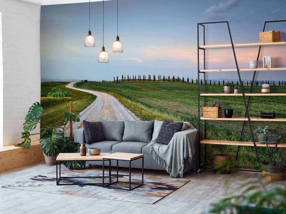 Straße durch italienische Landschaft