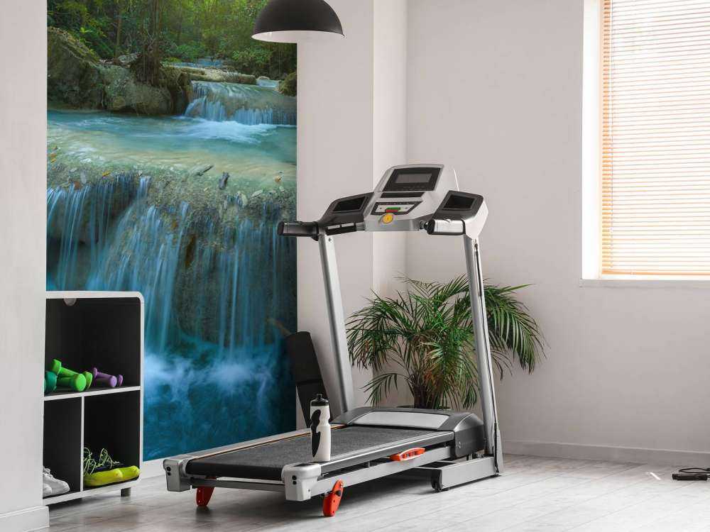 Schöner tiefer Wasserfall