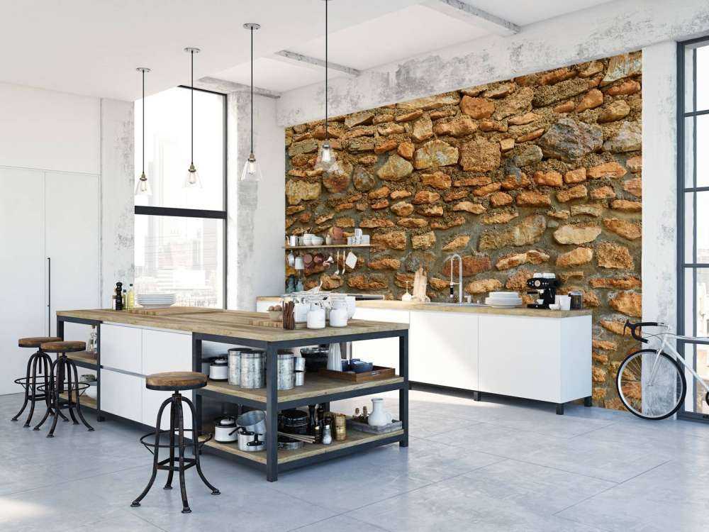 Große Wand mit Rohsteinen in verschiedenen Größen