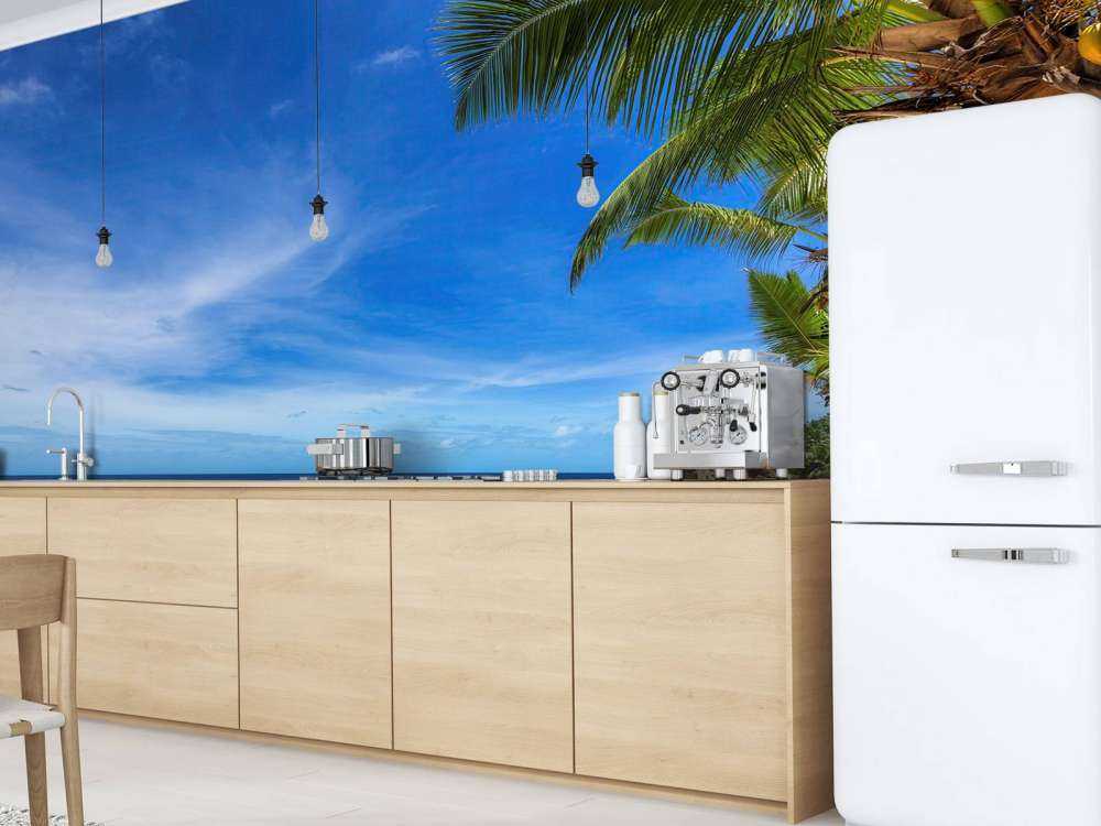 Tropischer Strand mit Palme