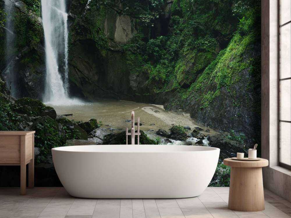 Wasserfall im tiefen Wald