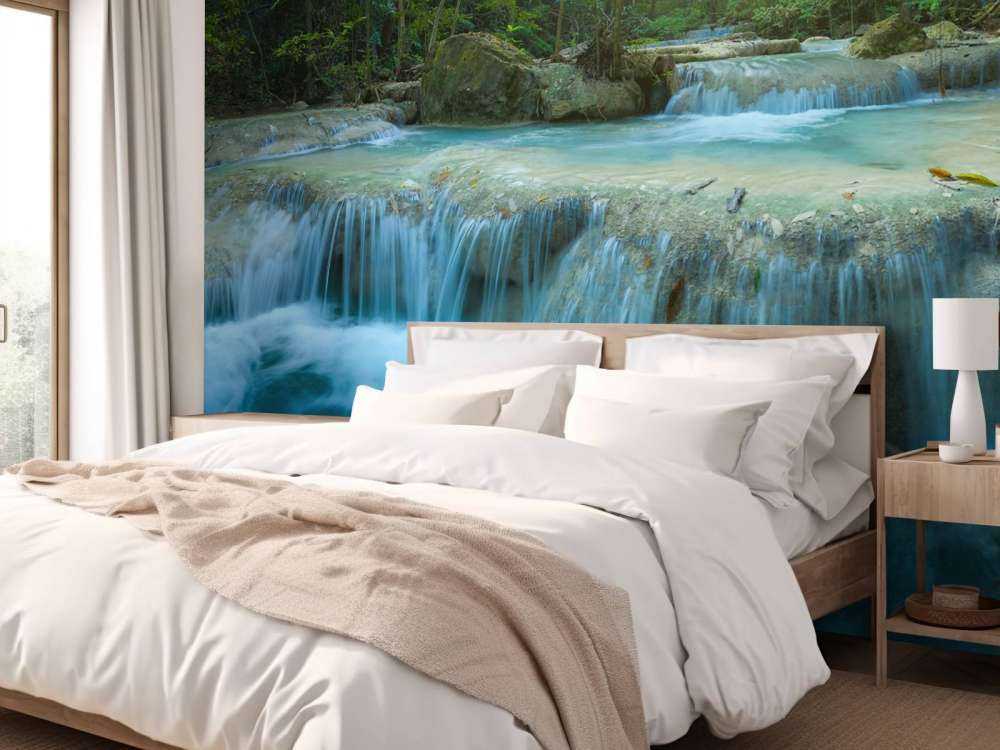 Schöner tiefer Wasserfall